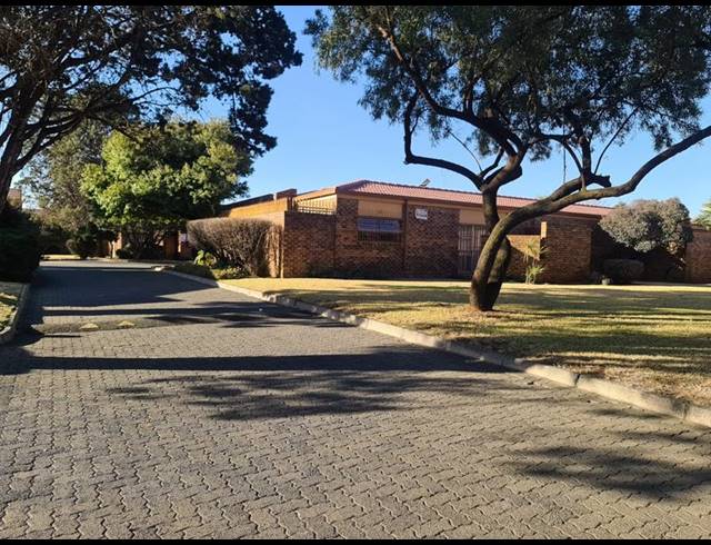 3 BEDROOM TOWNHOUSE FOR SALE IN VANDERBIJLPARK CE 3